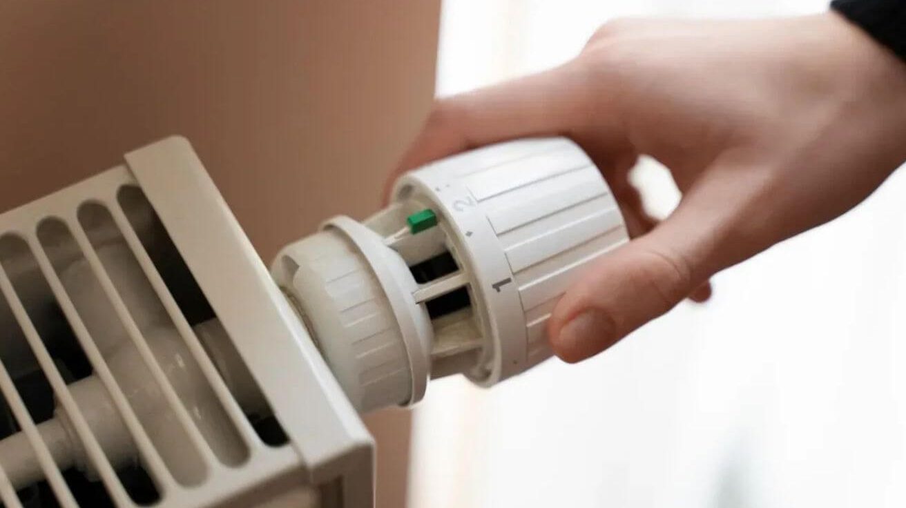 Chauffage la nuit : tout couper ou baisser à 16‑17 °C pour réduire une facture d’énergie ? Les spécialistes conseillent