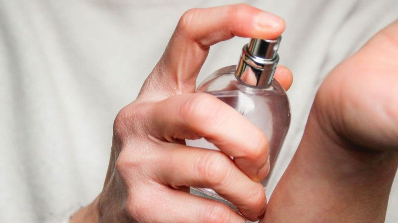 « Il ne faut pas frotter ni vaporiser sur les poignets ou le cou » : voici l’astuce efficace pour faire tenir un parfum du matin au soir